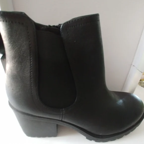 Sun + Stone Black Chelsea Lug Heel Boots. Size 8 - Picture 2 of 11